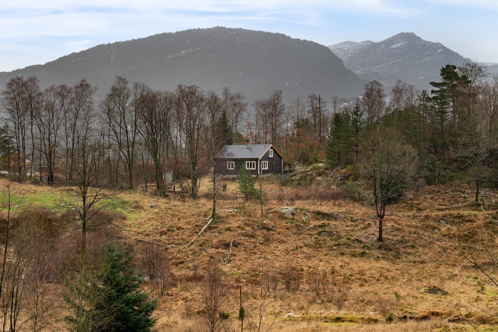En generøs tomt på hele tre mål som gir deg rikelig med plass til å boltre deg på. Galleribilde