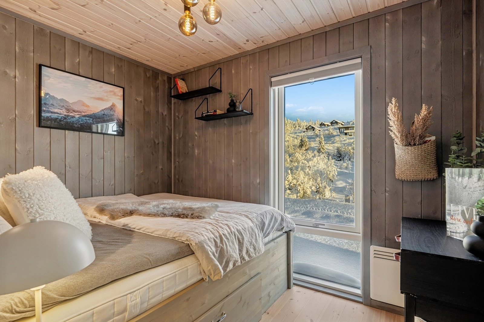 Alle 3 soverommene har god plass til seng med tilhørende møblement. Galleribilde