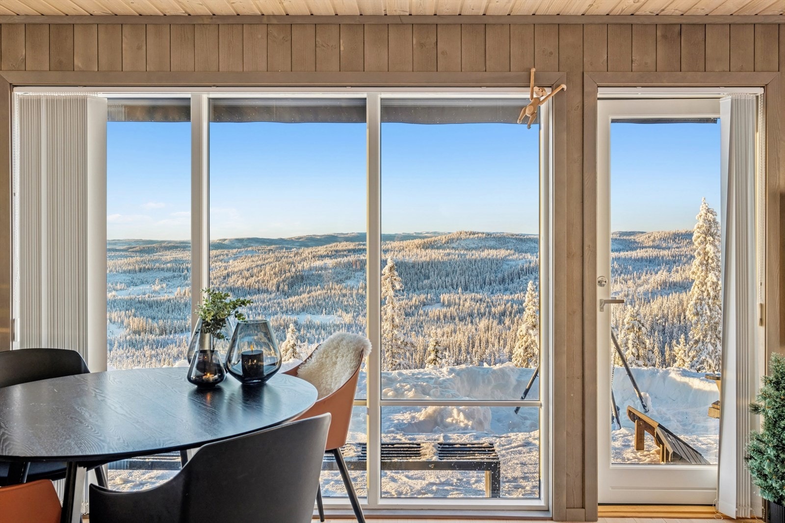 Denne utsikten er lett å bli glad i, og kan enkelt nytes ved matlaging eller ved spisebordet. Galleribilde