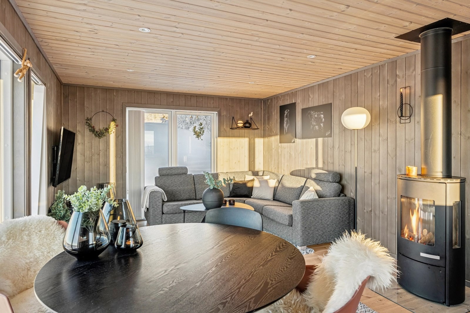 Stuen har en stemningsfull peisovn som bidrar til behagelig varme året rundt. Galleribilde