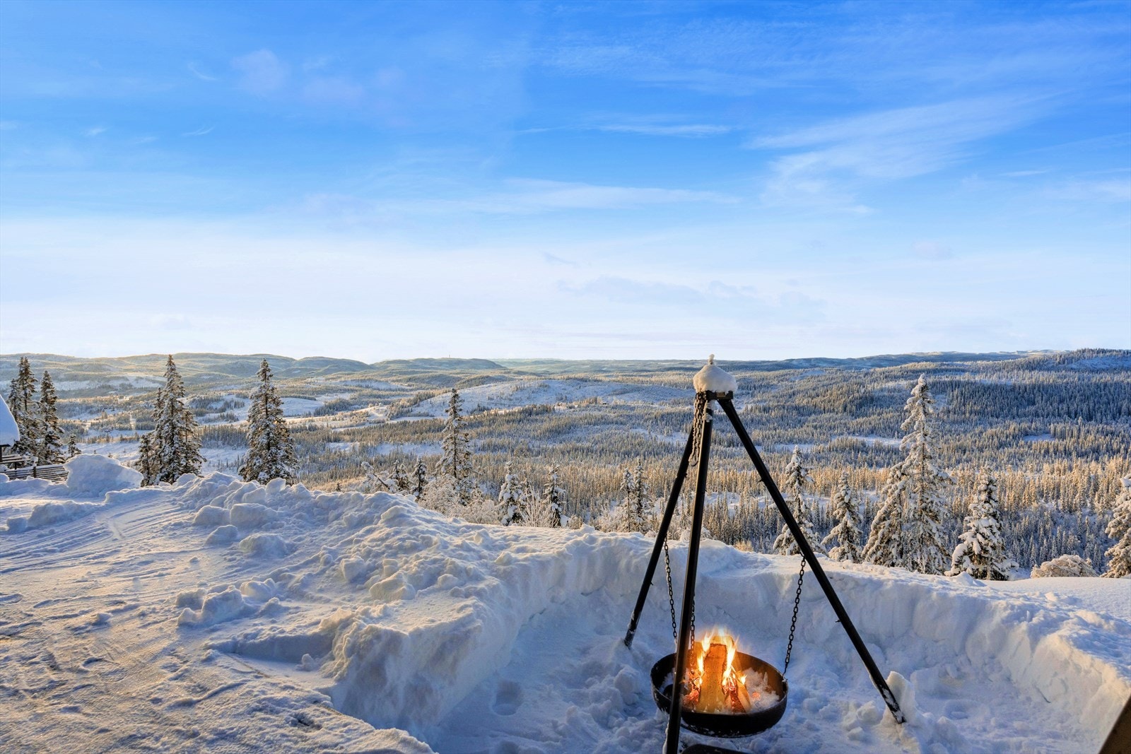 Fritidseiendommen ligger meget åpent og solrikt til, med fantastiske turmuligheter både sommer som vinter i nærheten. Galleribilde