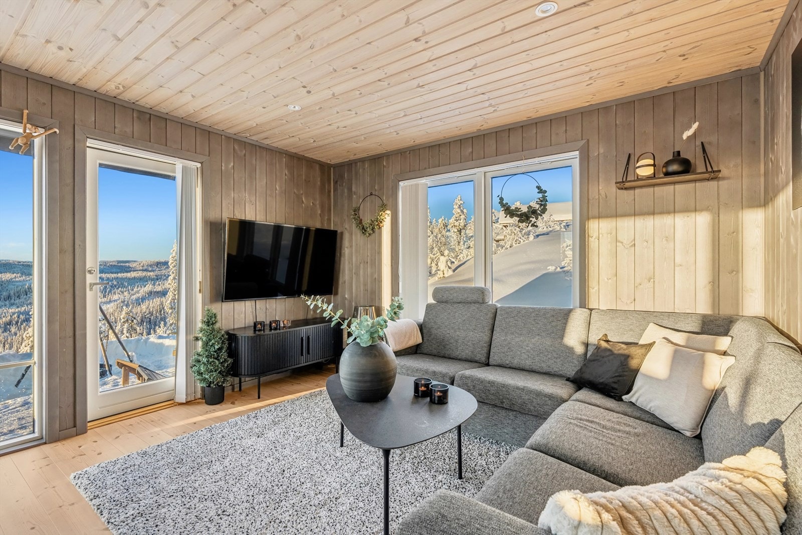 Oppholdsrommets gode utforming gir fleksible muligheter for naturlig soneinndeling. Galleribilde