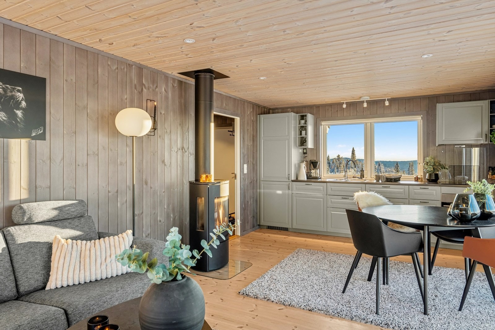 Kjøkkenet ligger i åpen og sosial forbindelse med spisesonen, noe som skaper en god flyt mellom matlaging og måltider. Galleribilde