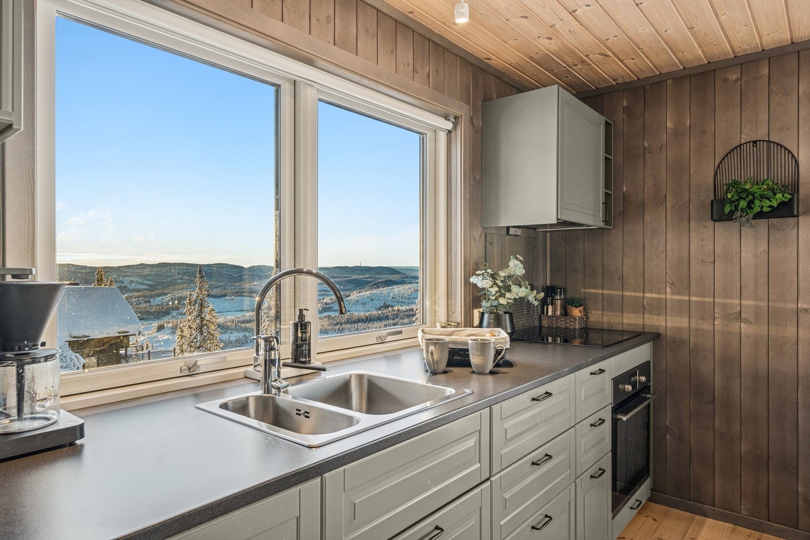 Hvitevarer som integrert kjøleskap med frysedel, integrert oppvaskmaskin og integrert stekeovn med platetopp. Galleribilde