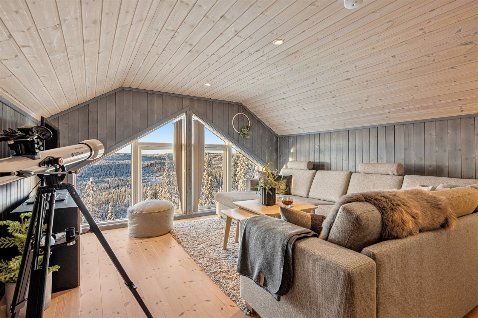 Lys og trivelig loftstue, perfekt som ungdomsavdeling, TV-stue eller et ekstra sosialt rom. Galleribilde