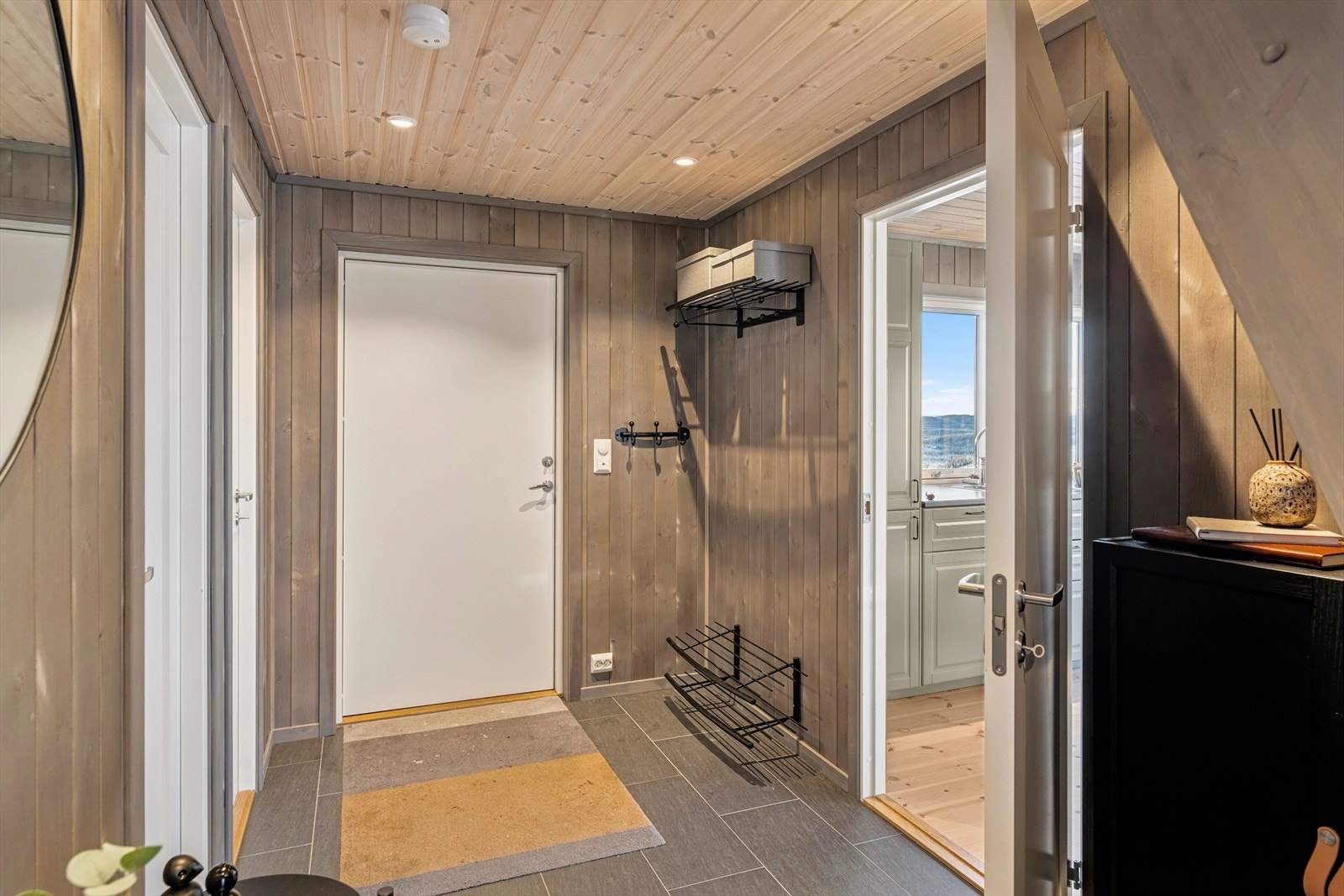 Lun gang med plass til oppbevaring av klær. Galleribilde