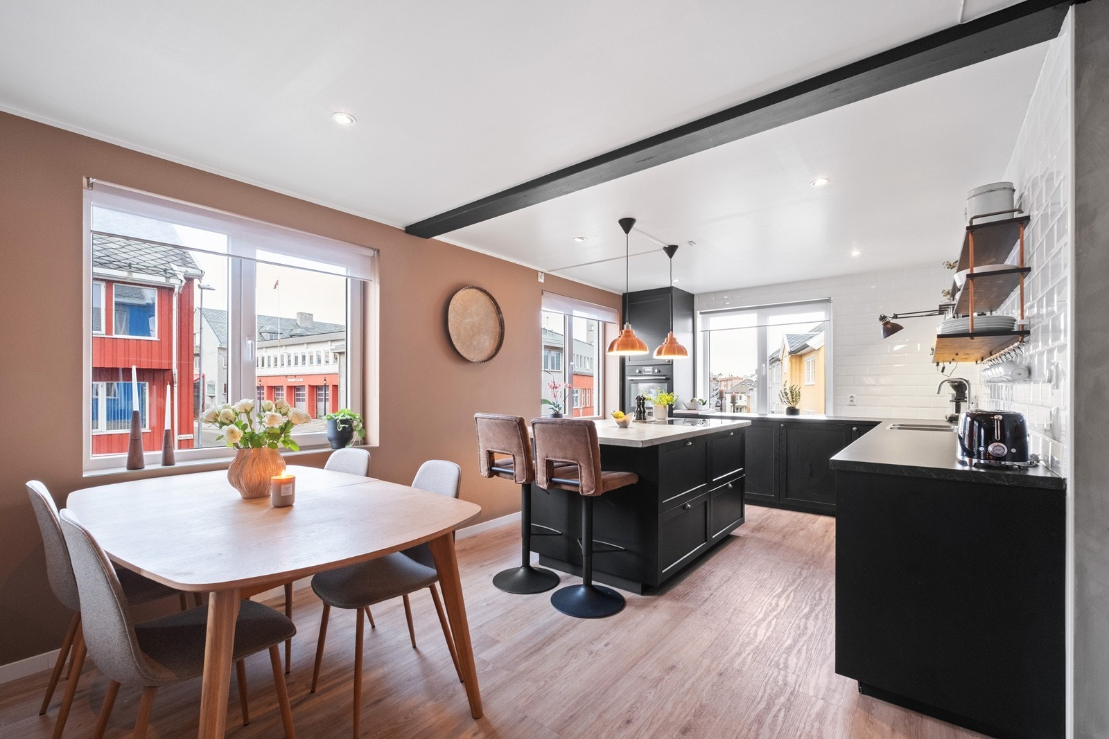 Store vindusflater gir rikelig med naturlig lys inn i rommet. Galleribilde