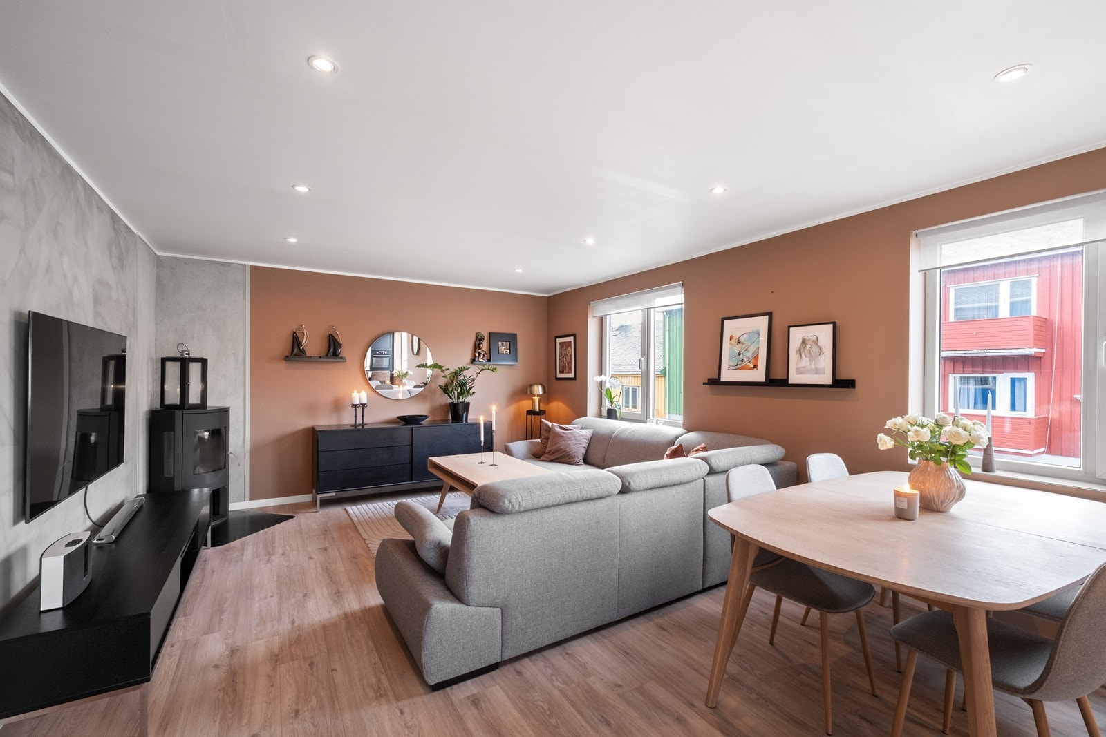 Leiligheten er pusset opp i moderne stil med fine farger, gipsvegger og downlights Galleribilde