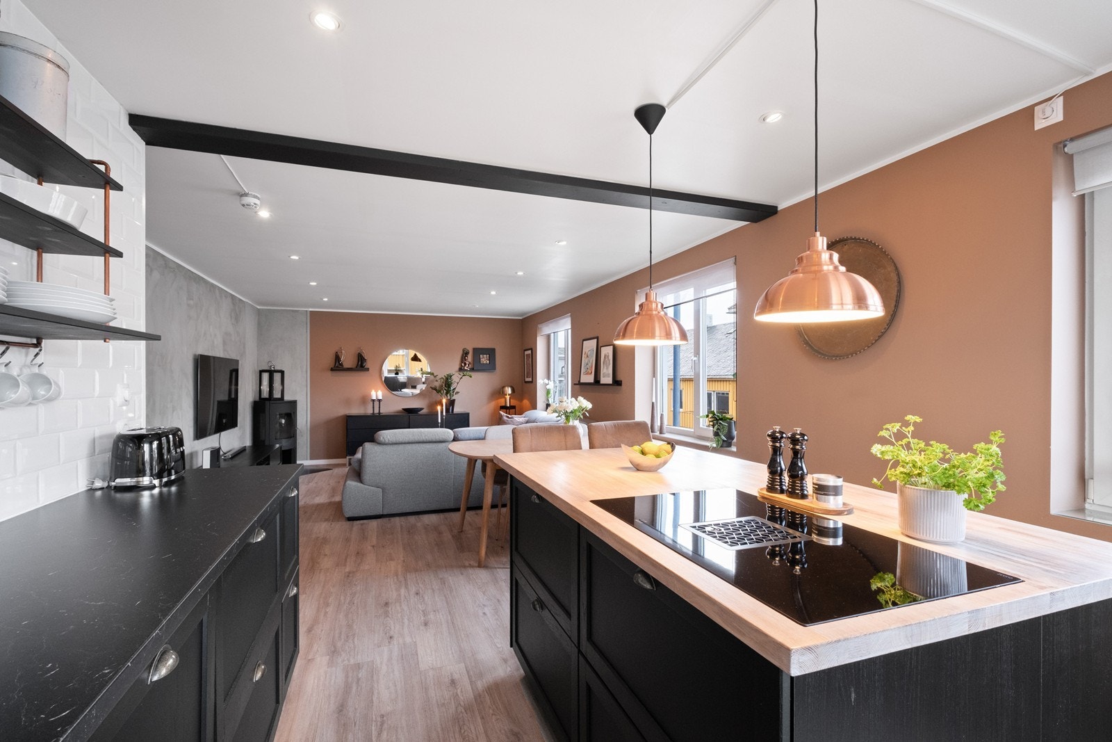 Den romslige kjøkkenøya med platetopp kompletteres av en benkeplate i hvitoljet eik som skaper et delikat og stilrent preg. Galleribilde