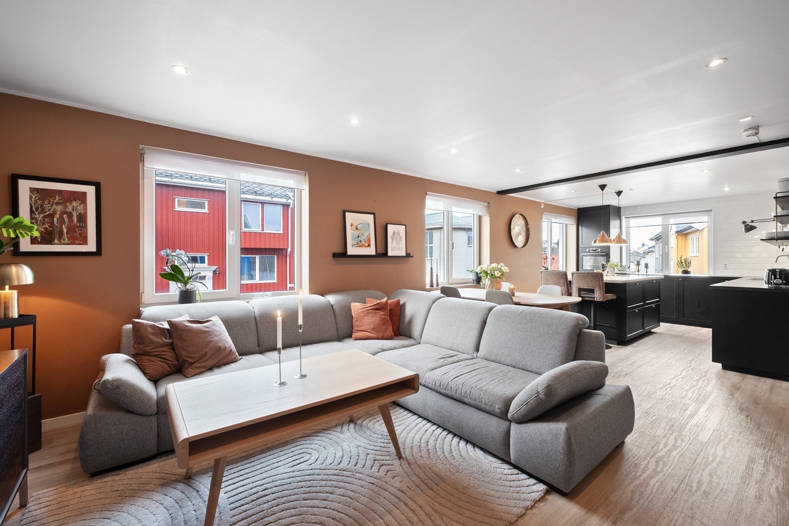 Den åpne planløsningen og de store vindusflatene gir rommet en lys og luftig atmosfære. Galleribilde