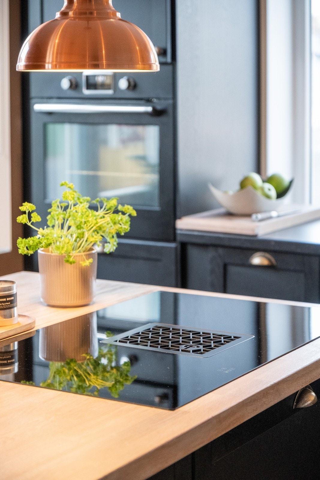 Avtrekket er integrert i selve platetoppen, noe som gir både smart funksjonalitet og en minimalistisk kjøkkenprofil. Galleribilde