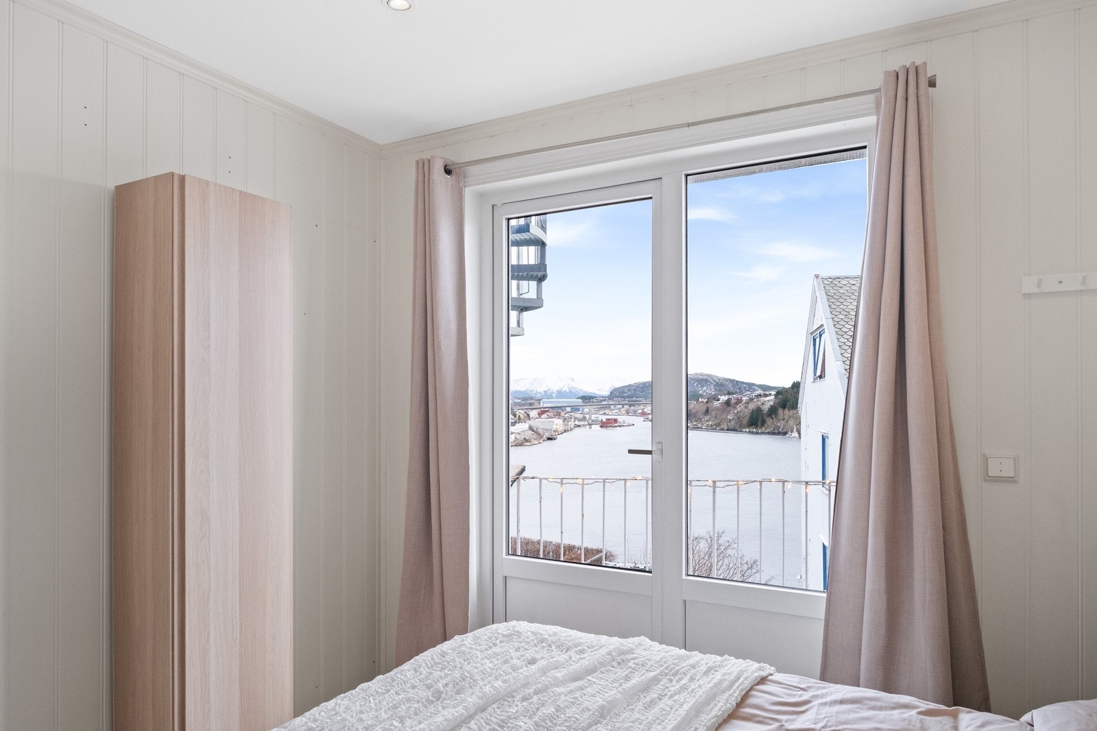 Utsikt mot havnebassenget, Kvernberget og Tustnastabban. Balkongdør skiftet januar 2026. Galleribilde