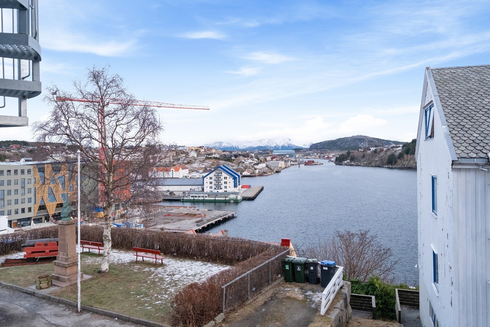 Fra balkongen har man flott utsikt over havnebassenget og innseilingen fra Nordsundet. I bakgrunnen ser man Kvernberget og Tustnastabban. Galleribilde