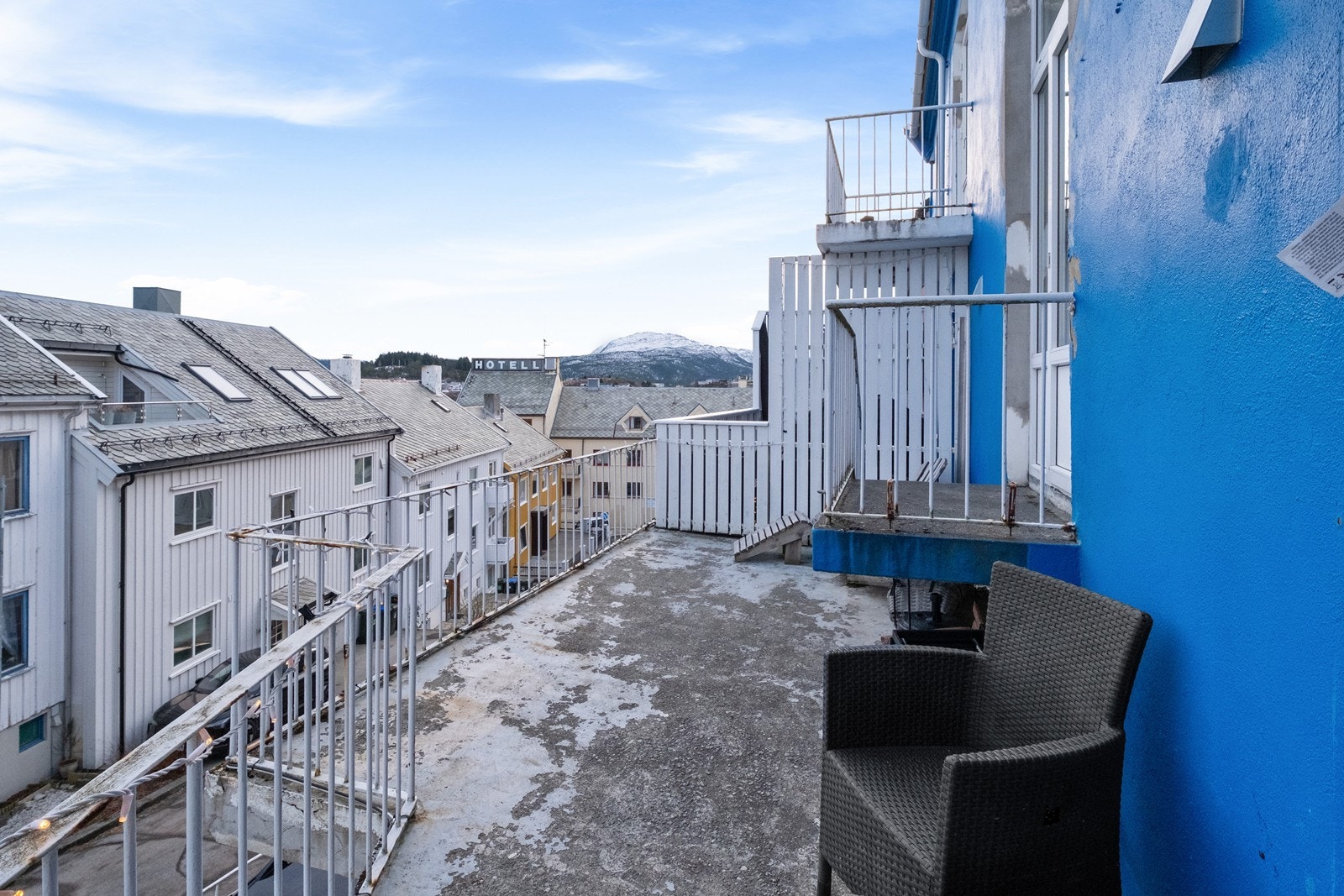 Balkongen er romslig og har utsikt mot Freikollen mot sør. Galleribilde