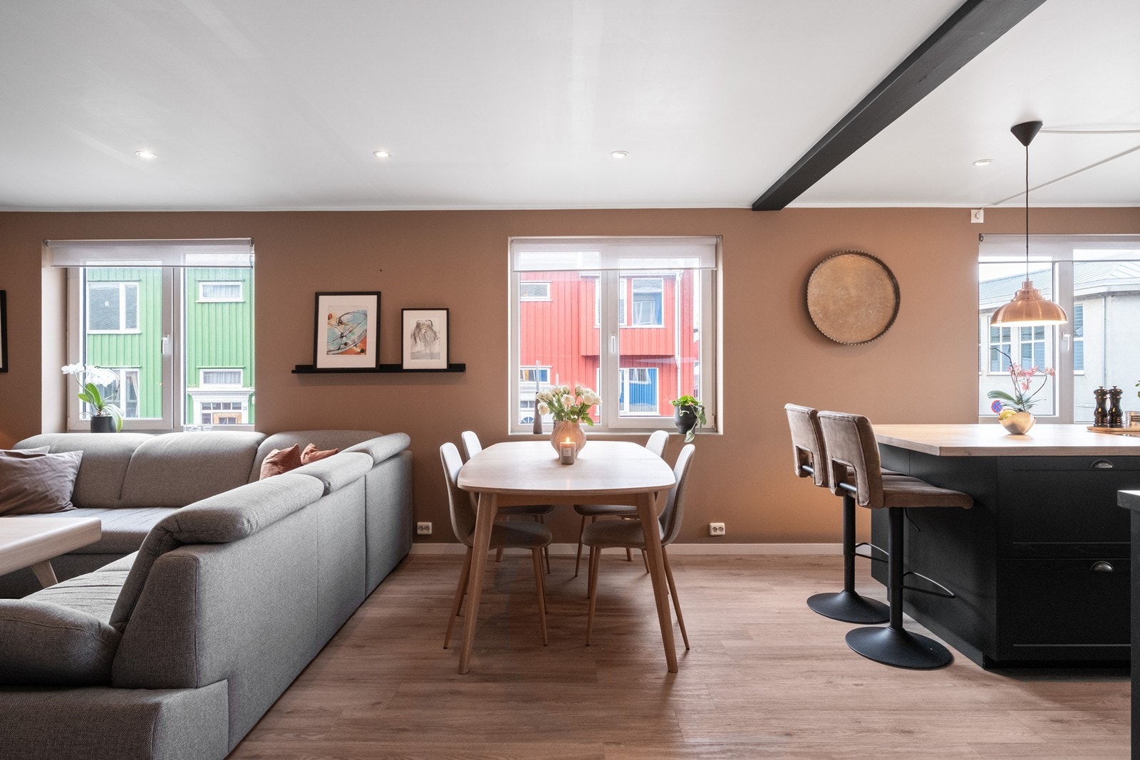 Åpen løsning mellom stue og kjøkken, med god plass til spisebord. Galleribilde