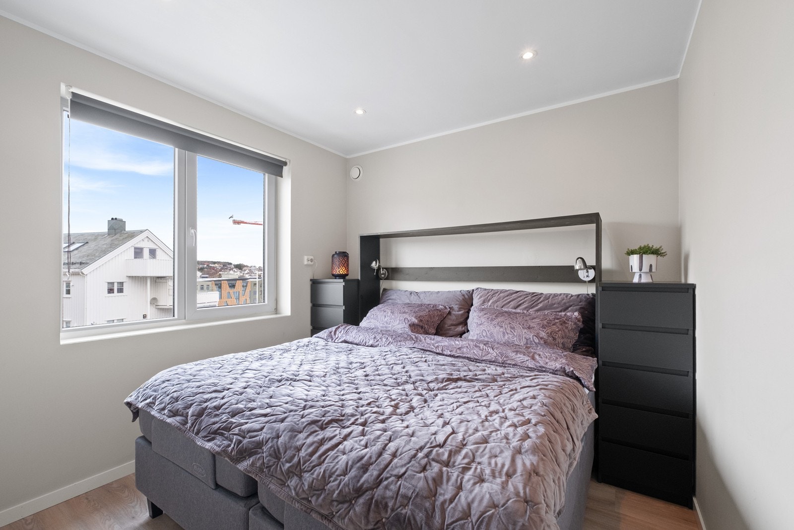 Hovedsoverommet er også pent oppusset og her har man utsikt mot Campus og Nordlandet. Galleribilde