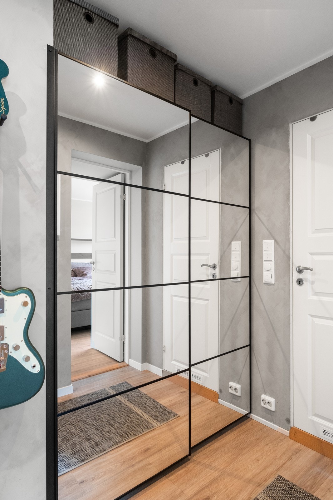 Her har man god plass til oppbevaring av sko og yttertøy. Galleribilde