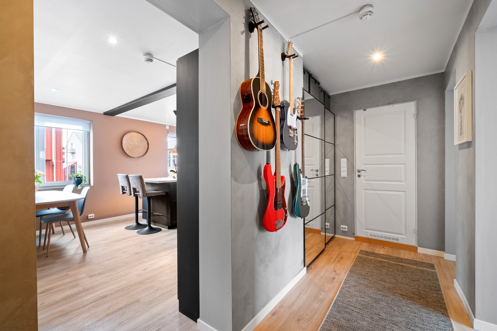 Lys og trivelig gang med skyvedørsgarderobe med speilfronter. Galleribilde