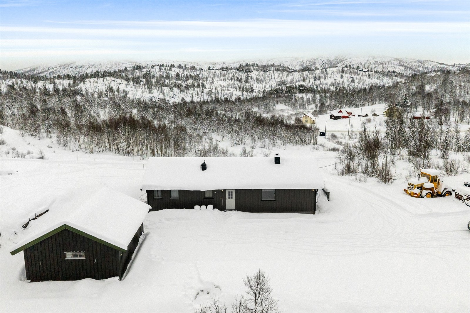 Eiendommen ligger fint til med fjell og natur i umiddelbar nærhet. Foto: Magnus Røisland Galleribilde