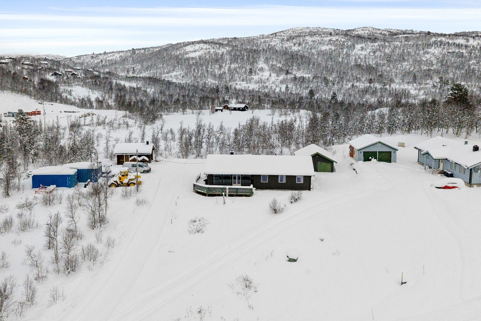 På eiendommen står det enebolig, garasjebygg og laftet stue/sidebygning Galleribilde