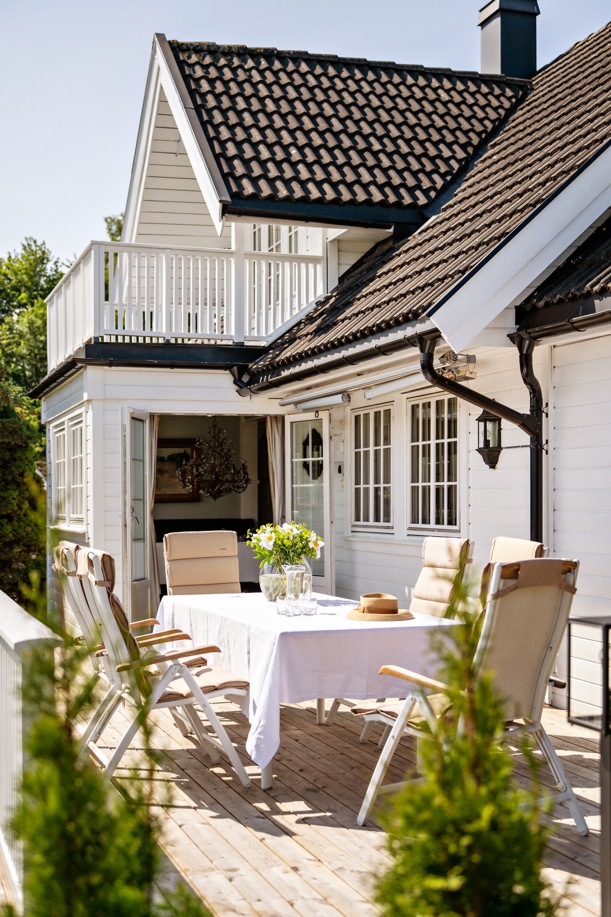 Bilde tatt fra i sommer. Stor solrik terrasse med god plass til sittegruppe. Galleribilde