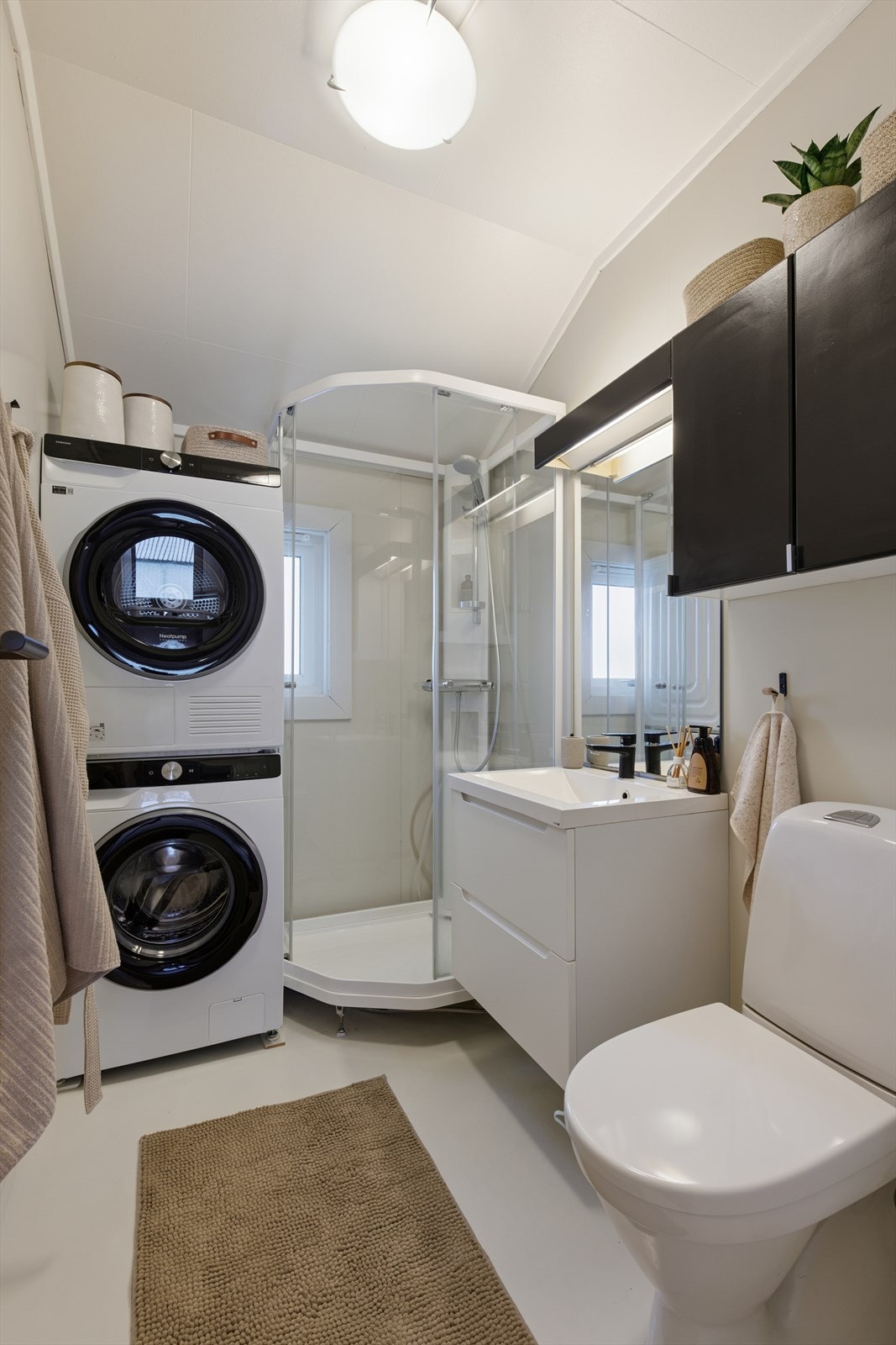 Badet i 2. etasje har dusj, toalett og opplegg for vaskemaskin. Galleribilde