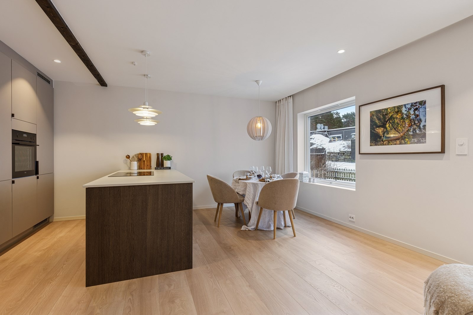 I tilknytning til kjøkkenet er det god plass for en hyggelig spiseplass. Galleribilde