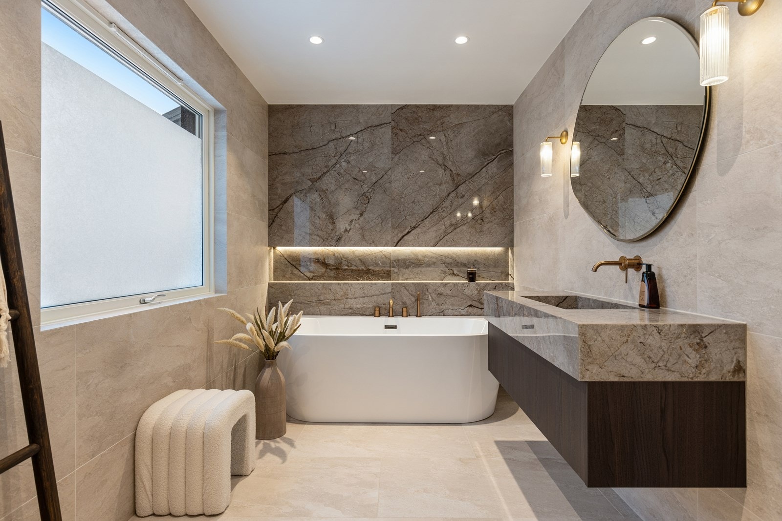 Hovedbadet er elegant utført med store fliser og et frittstående badekar. Galleribilde