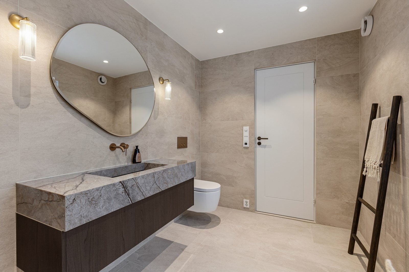 Baderomsinnredningen har en heldekkende servant og vegghengt toalett. Galleribilde