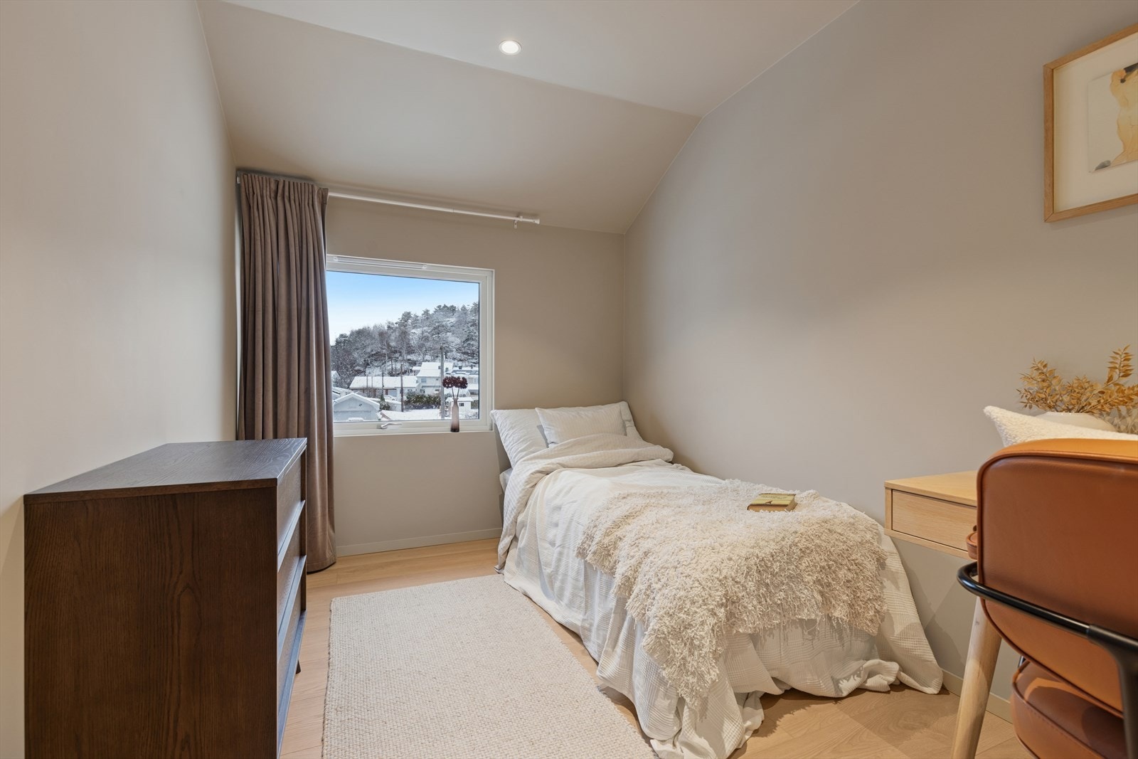 Et av etasjens soverom, ideelt som barnerom eller kontor. Galleribilde