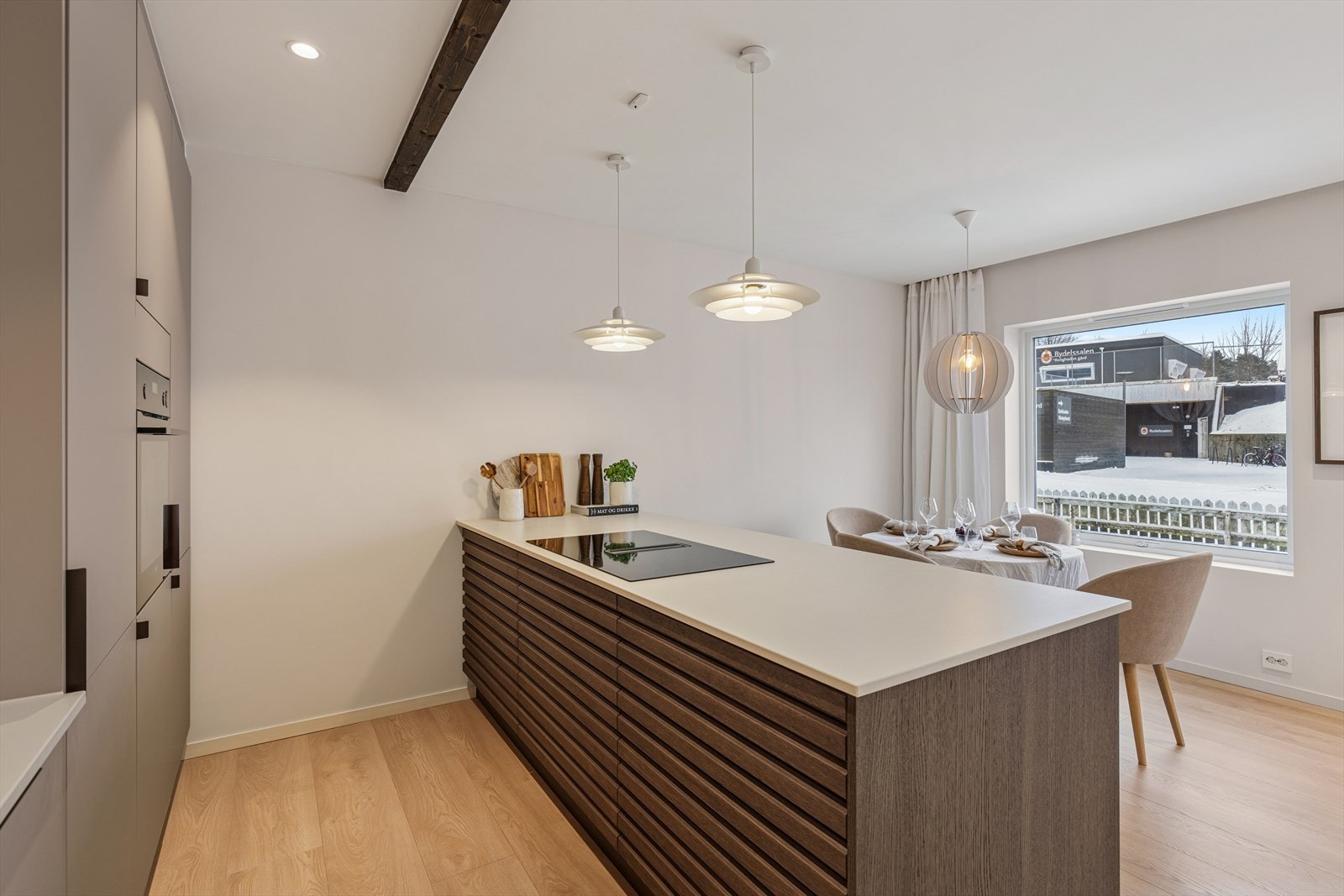 Store vindusflater gir godt med naturlig lys til kjøkken- og spiseområdet. Galleribilde