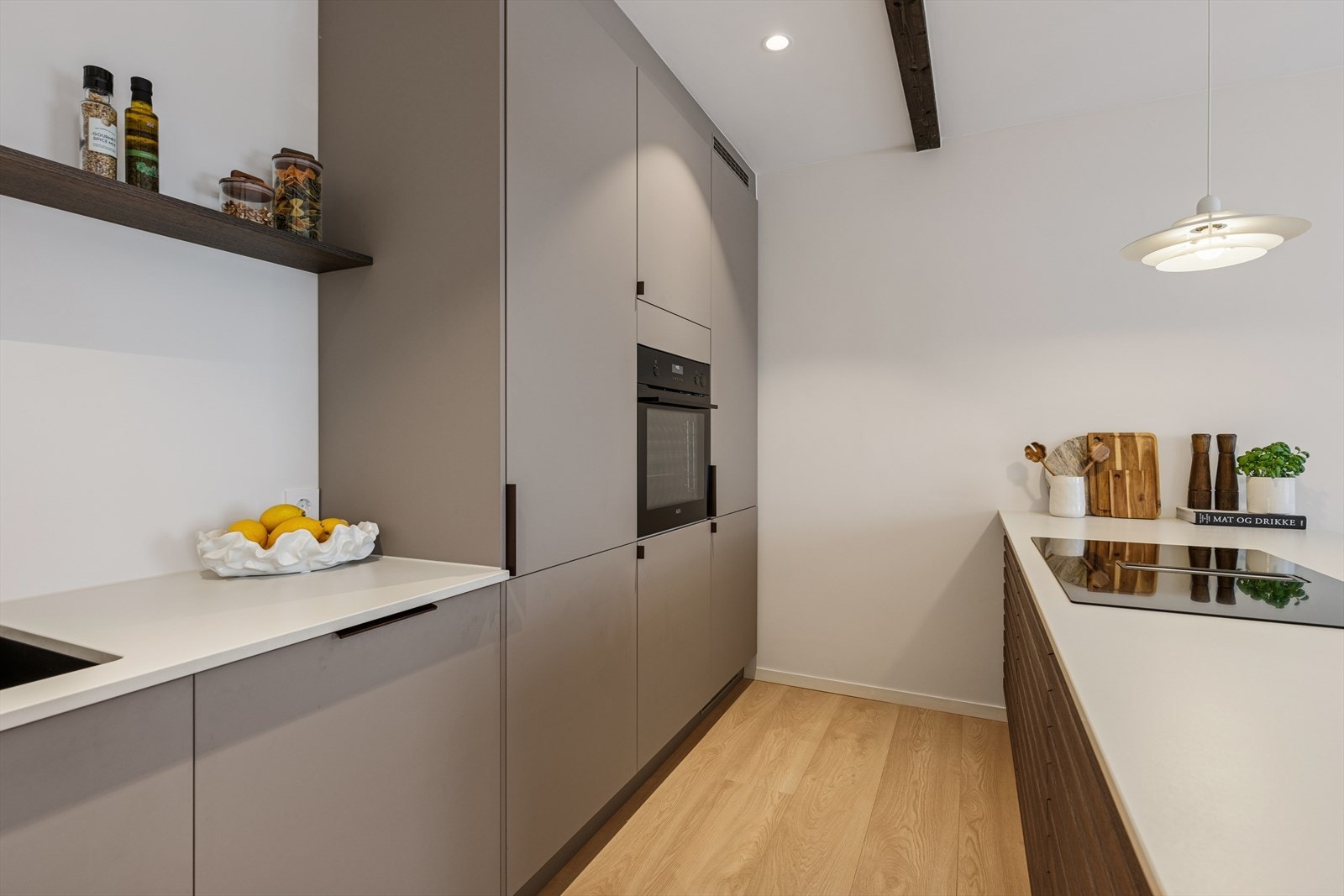 Rikelig med skapplass i takhøye skap med slette, moderne fronter. Galleribilde