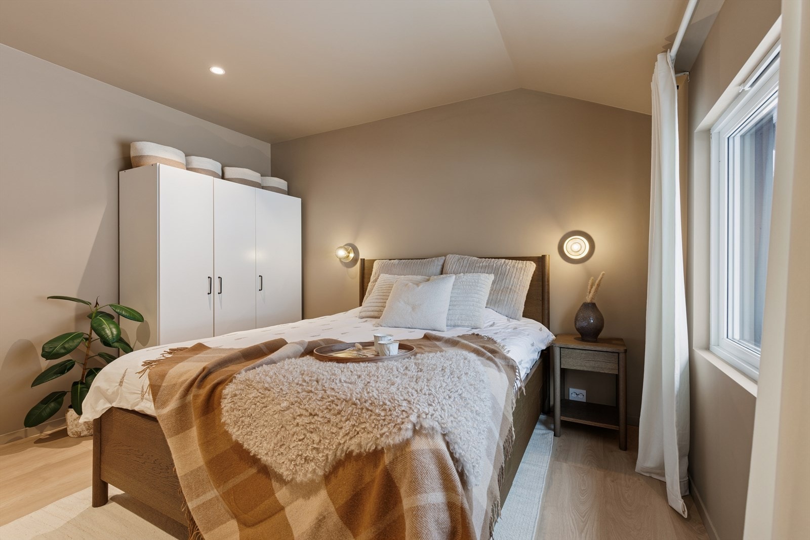 Rommet har en lun atmosfære med behagelige fargevalg og god takhøyde. Galleribilde