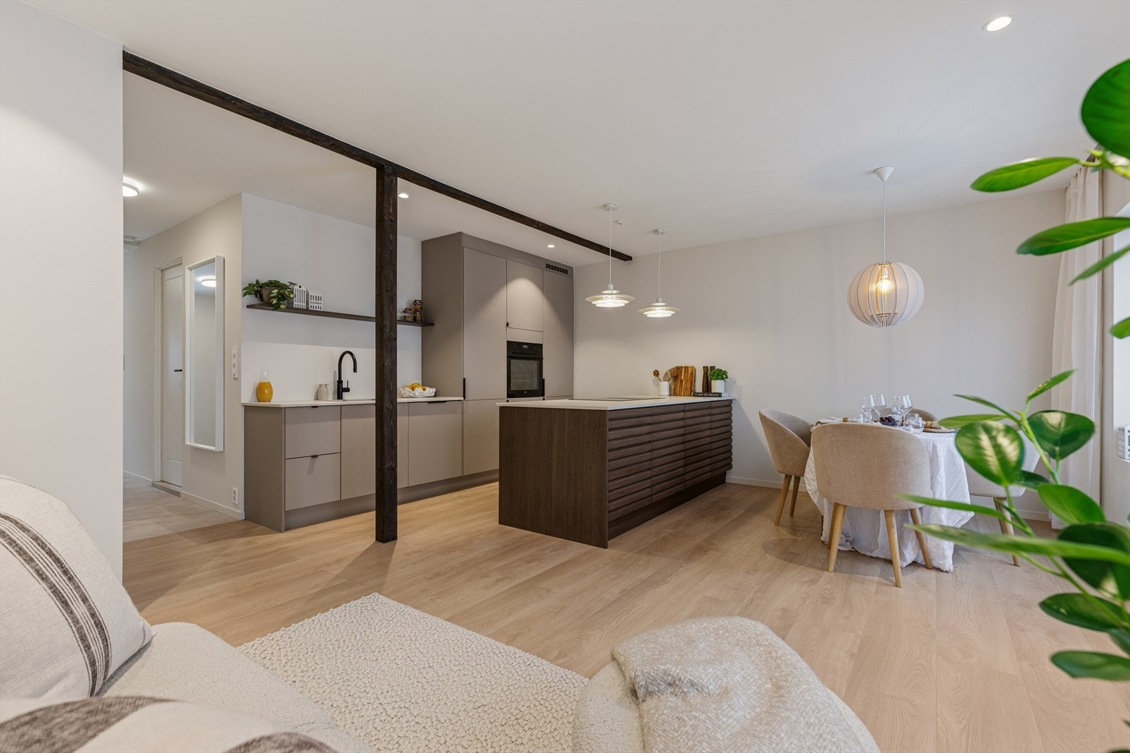 Den åpne løsningen mellom stue og kjøkken skaper en luftig og sosial atmosfære. Galleribilde