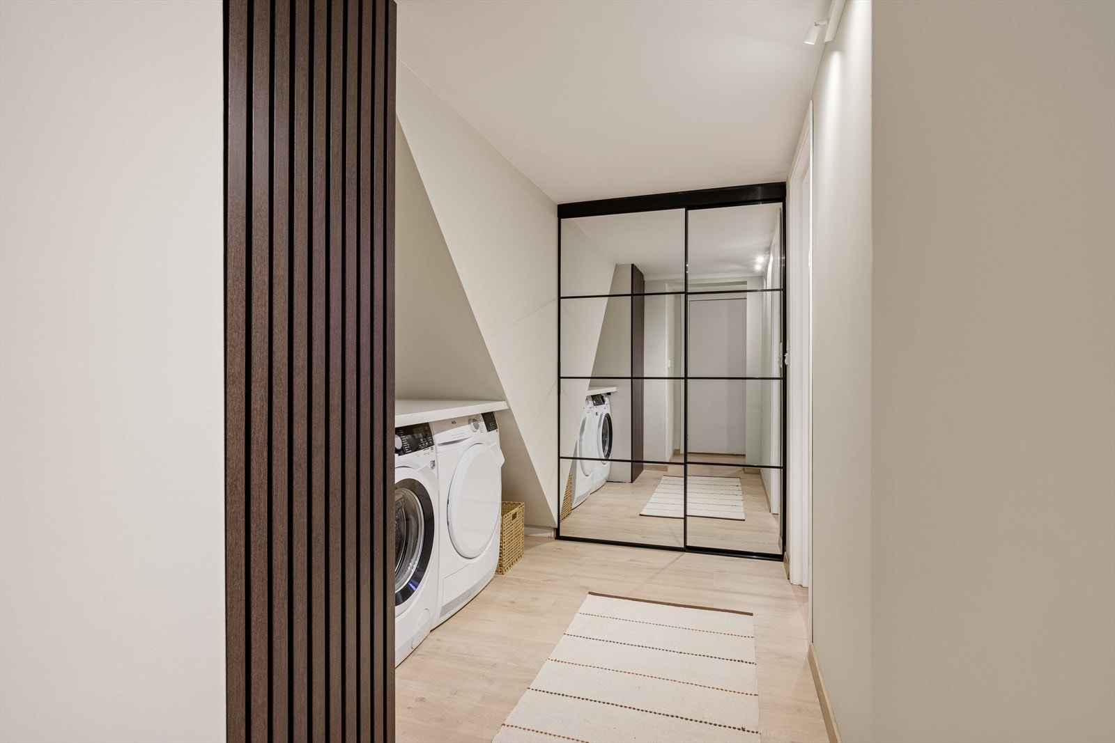 Boligen har et separat og praktisk vaskerom med gode lagringsmuligheter. Galleribilde