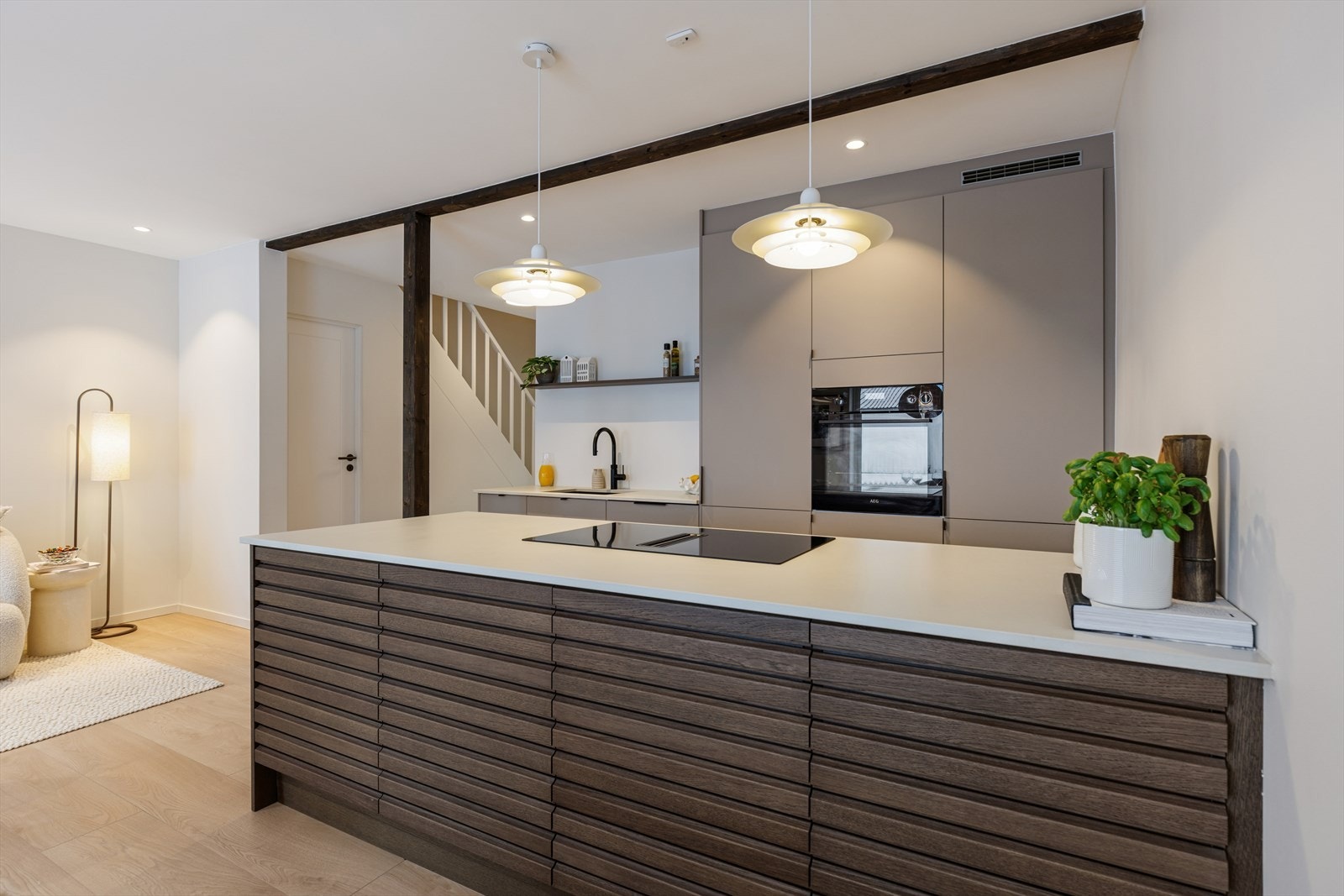 Kjøkkenøya har en nedfelt platetopp og gir ekstra benke- og oppbevaringsplass. Galleribilde