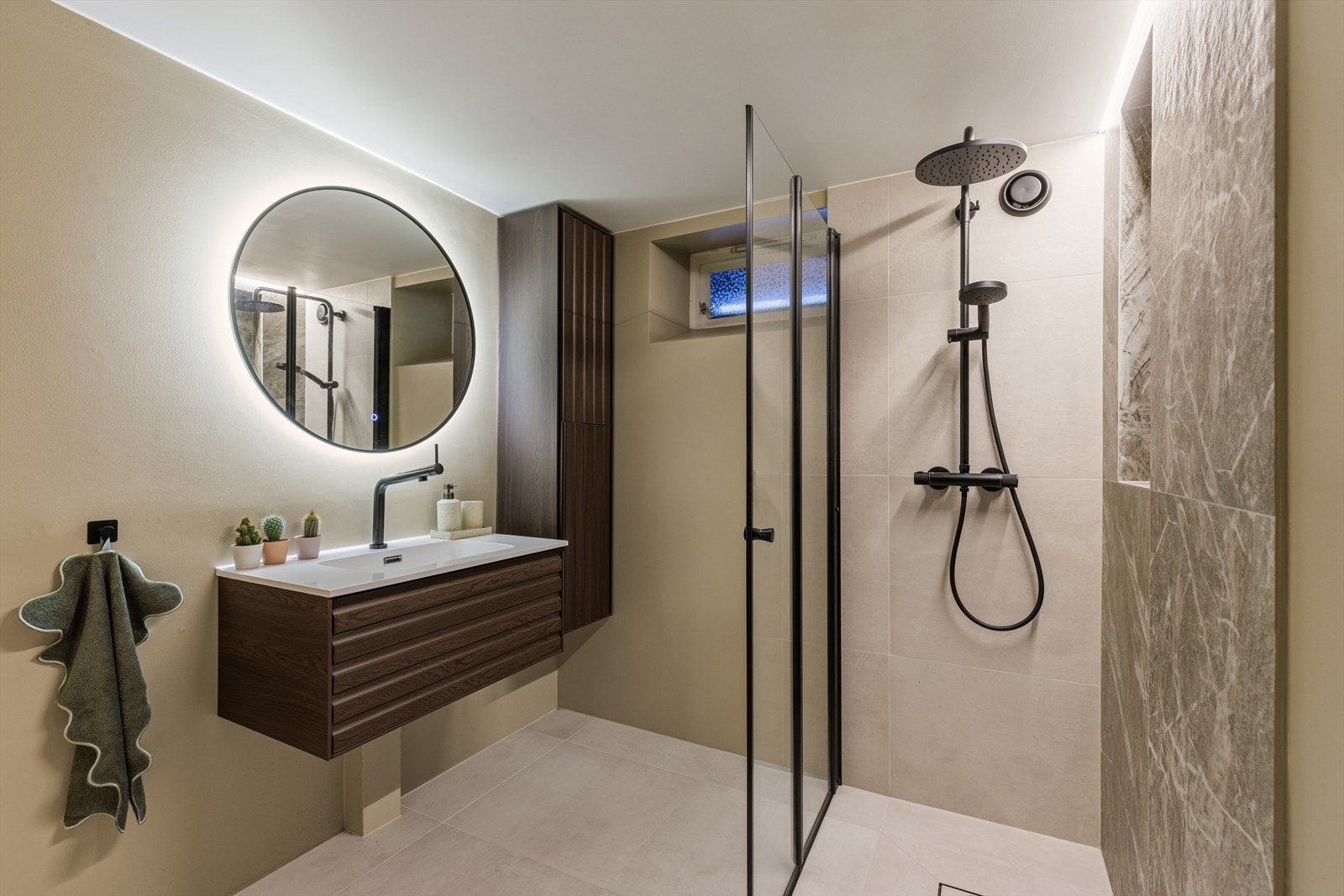 Badet i underetasjen er utstyrt med dusjhjørne og en moderne baderomsinnredning. Galleribilde