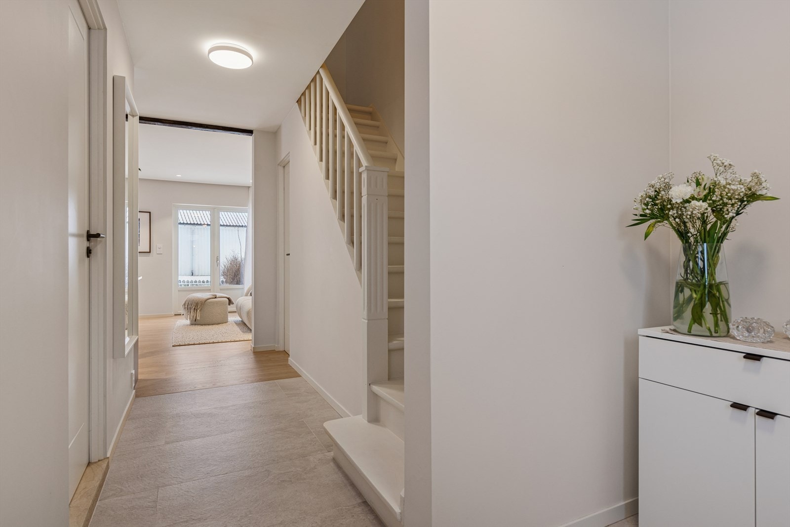 Innbydende entré med trapp som leder til boligens øvrige etasjer. Galleribilde