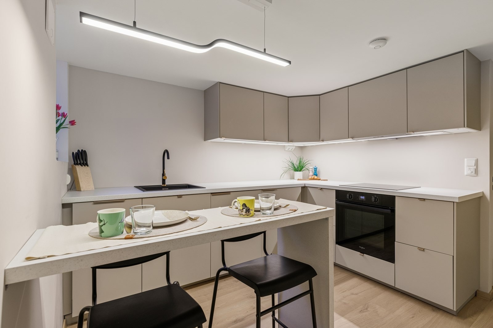 Kjøkkenet i underetasjen er arealeffektivt med gode oppbevaringsmuligheter. Galleribilde