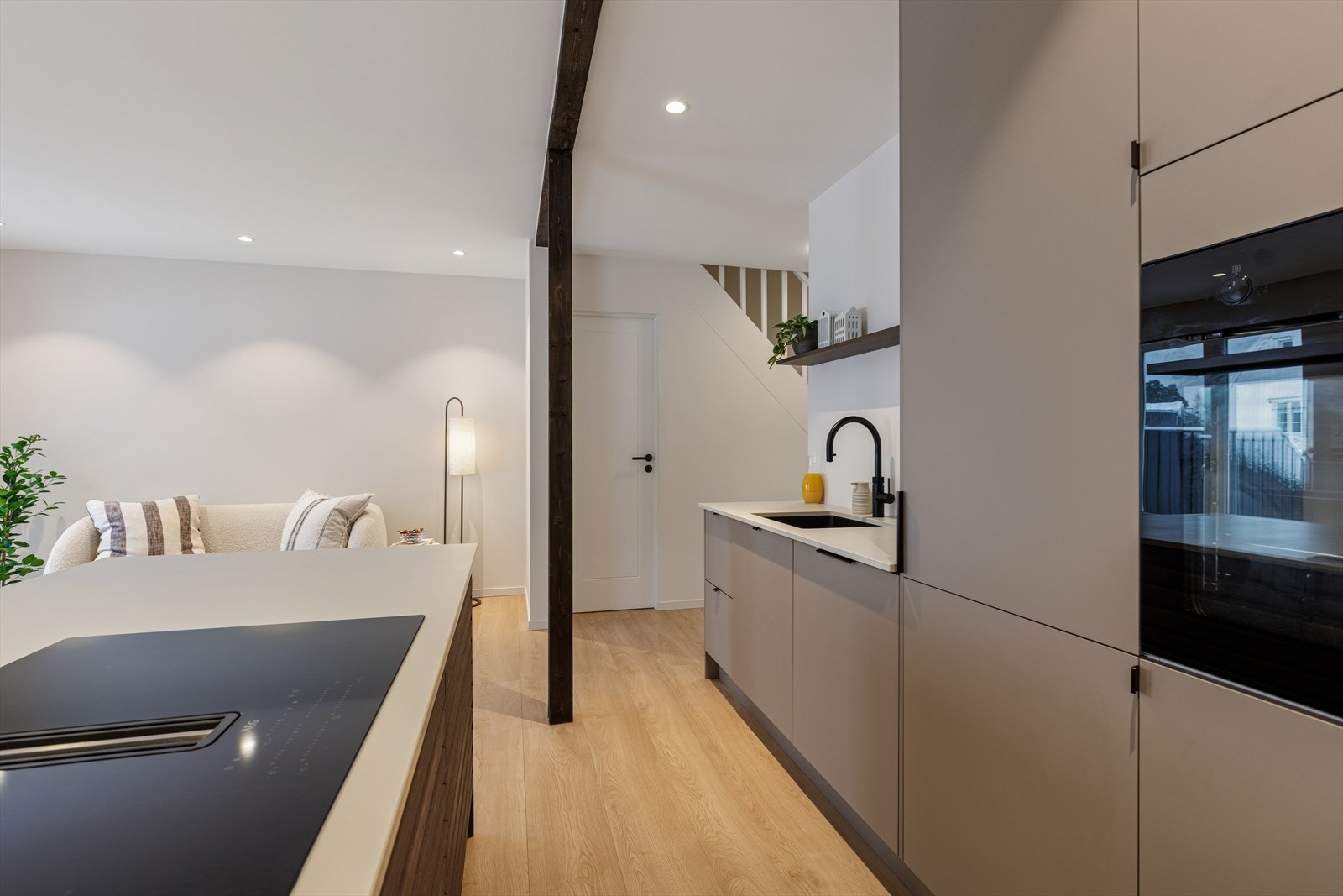 Gjennomgående enstavs parkett på gulvet binder rommene elegant sammen. Galleribilde