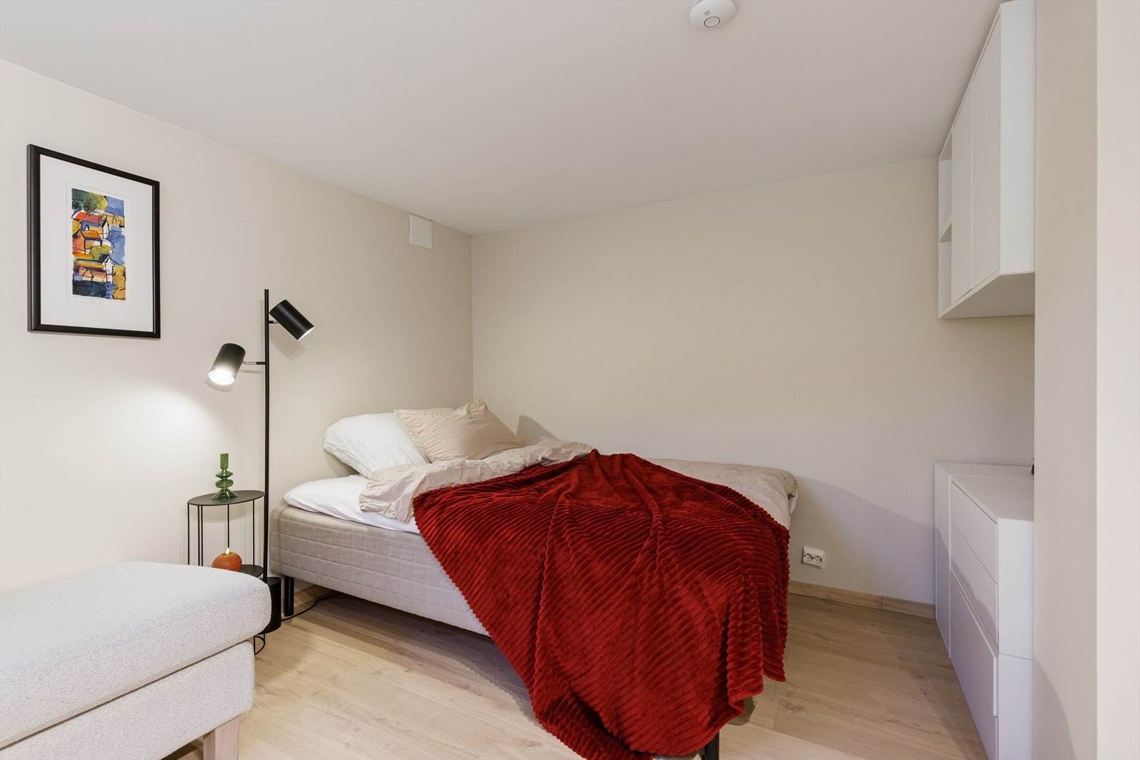 Soverommet i underetasjen har plass til seng og oppbevaringsmøbler. Galleribilde