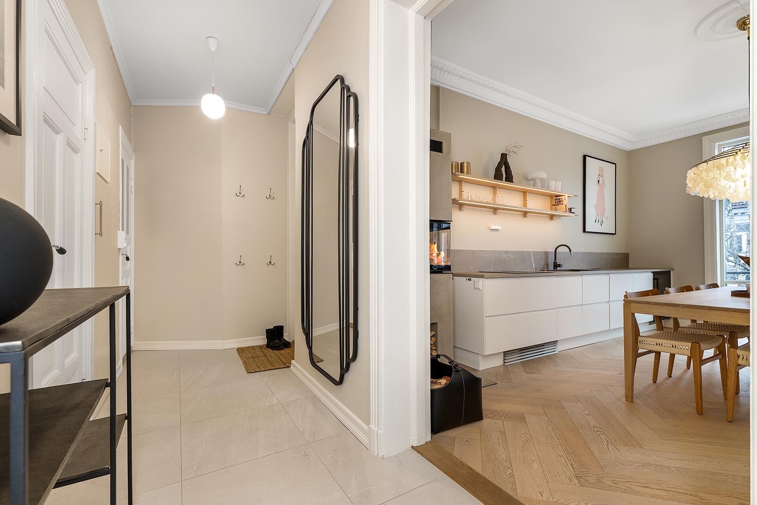 Entré med god plass til å henge fra seg yttertøy. Galleribilde