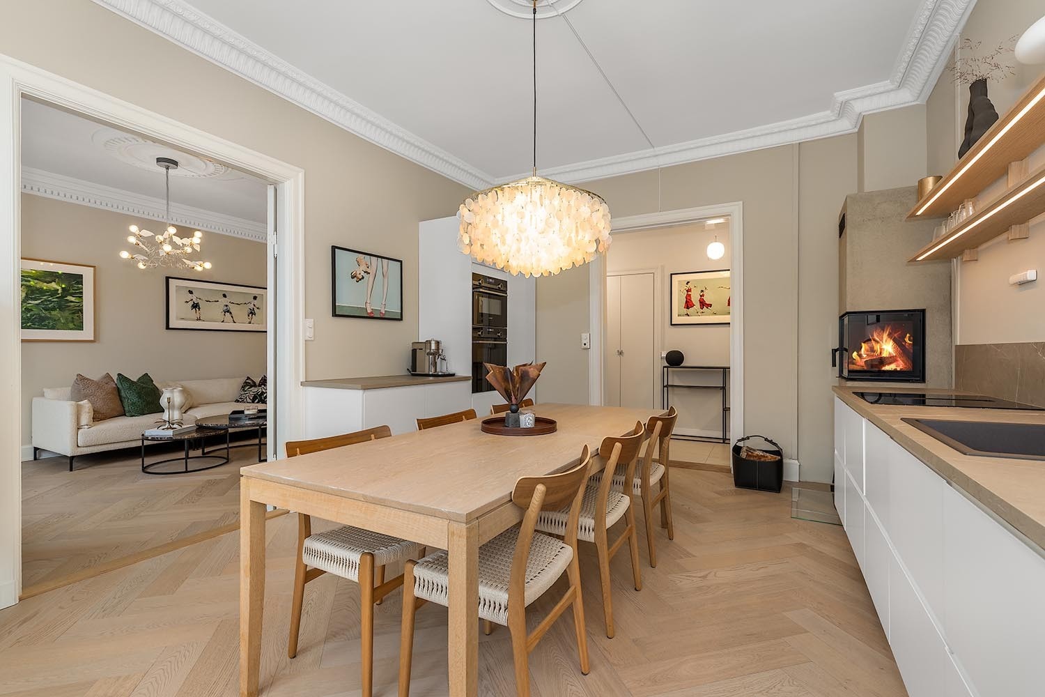 Kjøleskap, fryser, stekeovn, platetopp og oppvaskmaskin. Kjøkken med direkte utgang til balkong Galleribilde