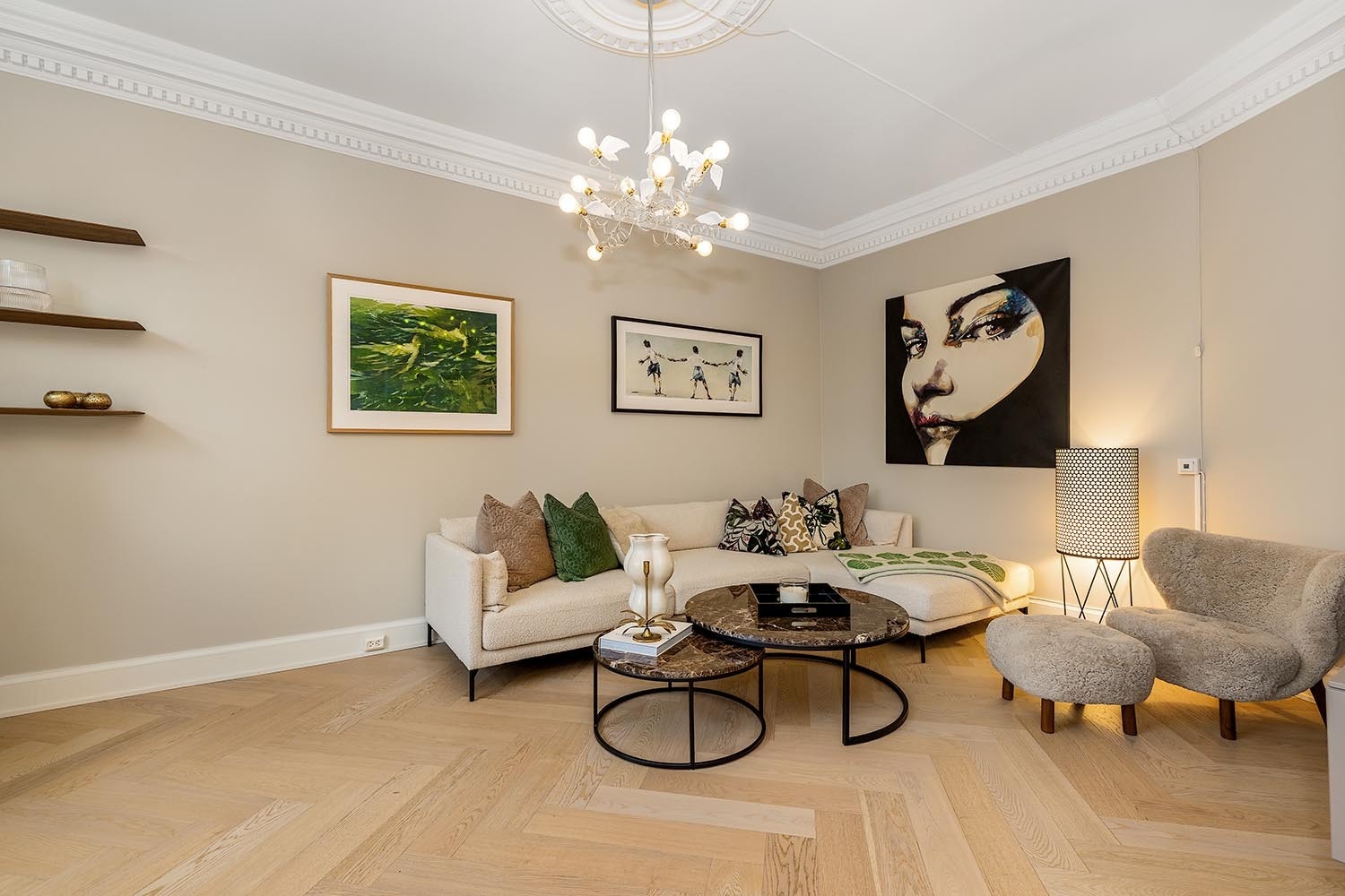 Stor og romslig stue med mange muligheter for innredning. Galleribilde