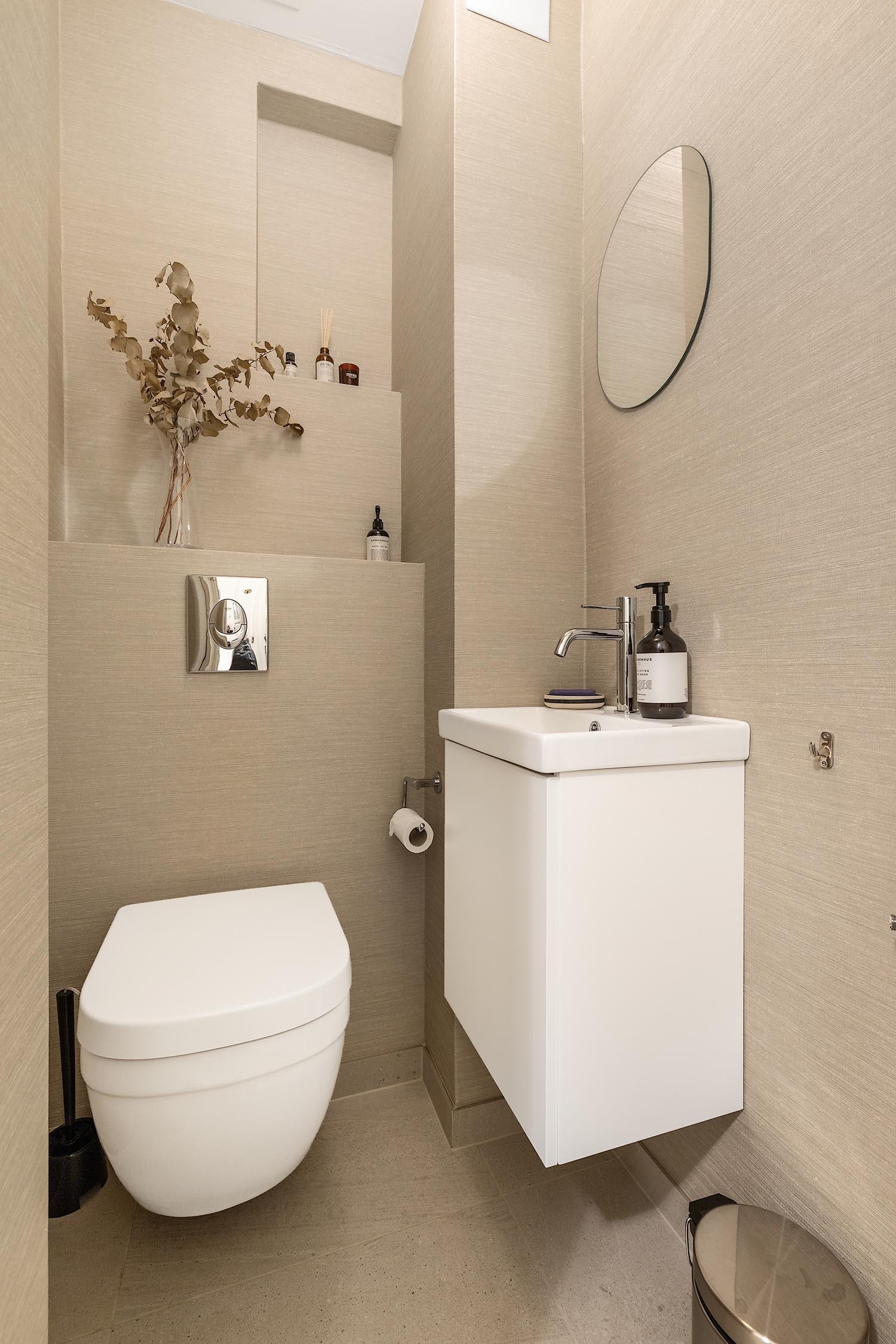 Separat WC med toalett og servant. Galleribilde