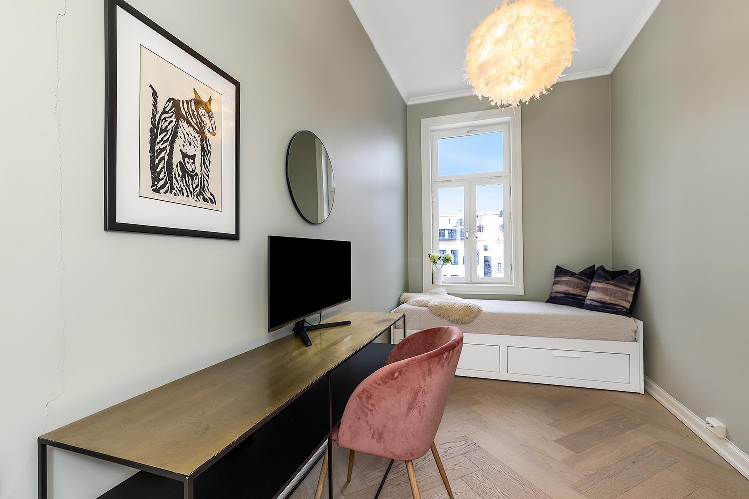 Soverom 2 med plass til blant annet dobbeltseng. Galleribilde