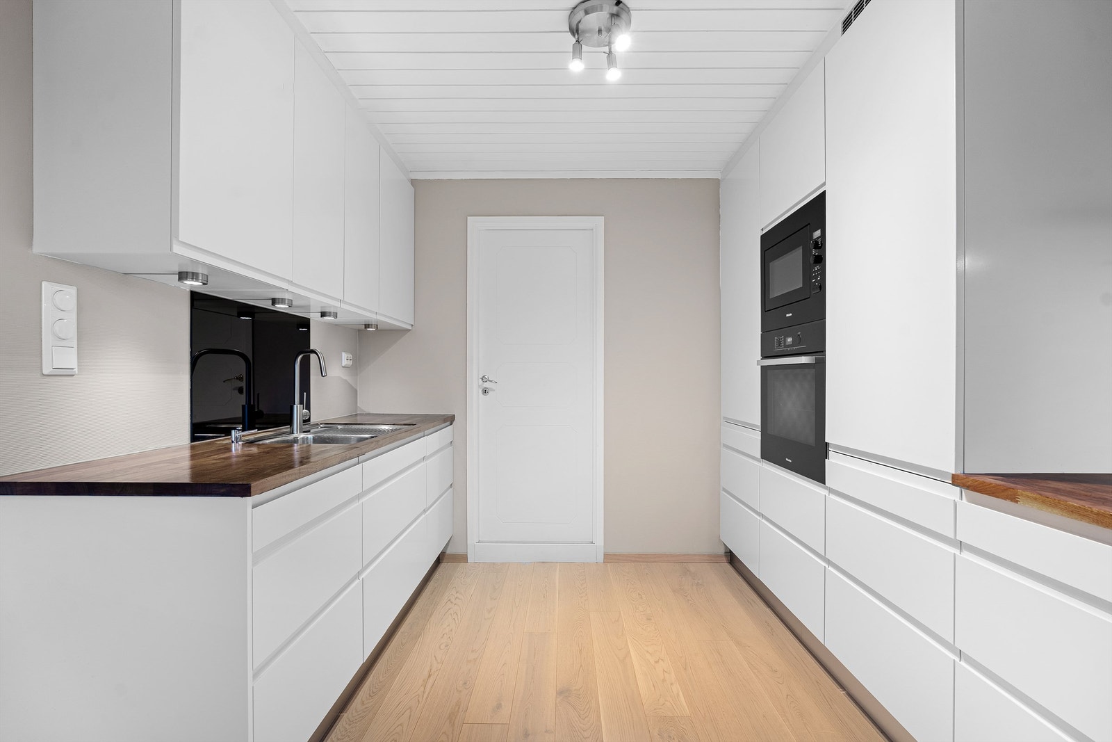 Innholdsrikt kjøkken fra HTH som ble satt inn i 2010. Rett frem finner du et praktisk separat vaskerom. Galleribilde