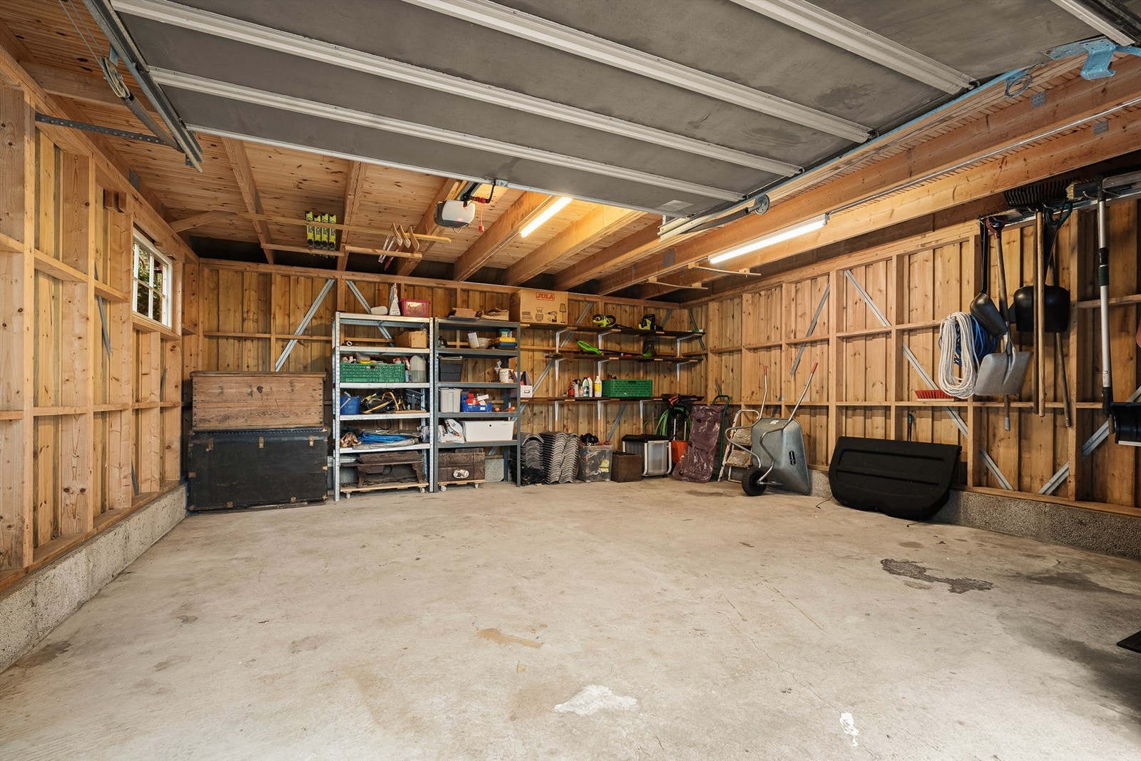 Garasje med plass til bil og lagring. Galleribilde