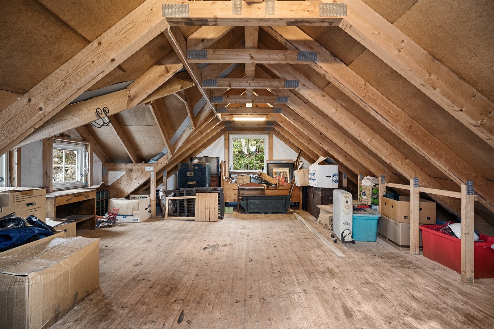 Loft med god plass til oppbevaring. Galleribilde