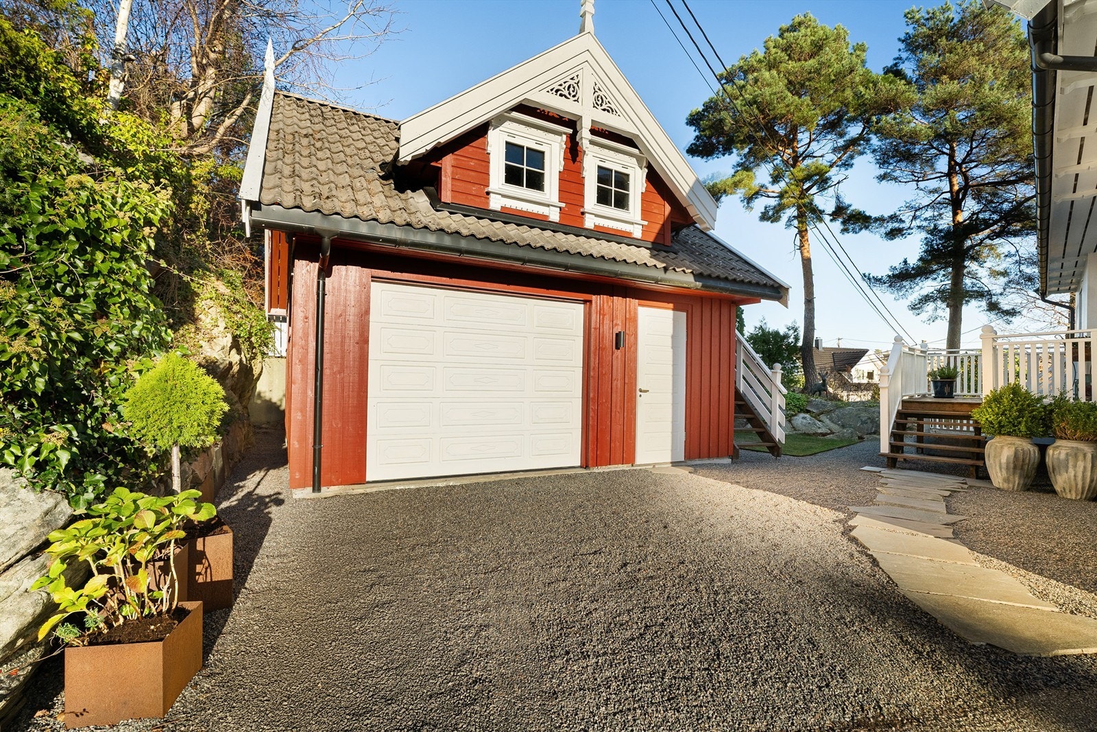 Romslig garasje med eget loft. Galleribilde